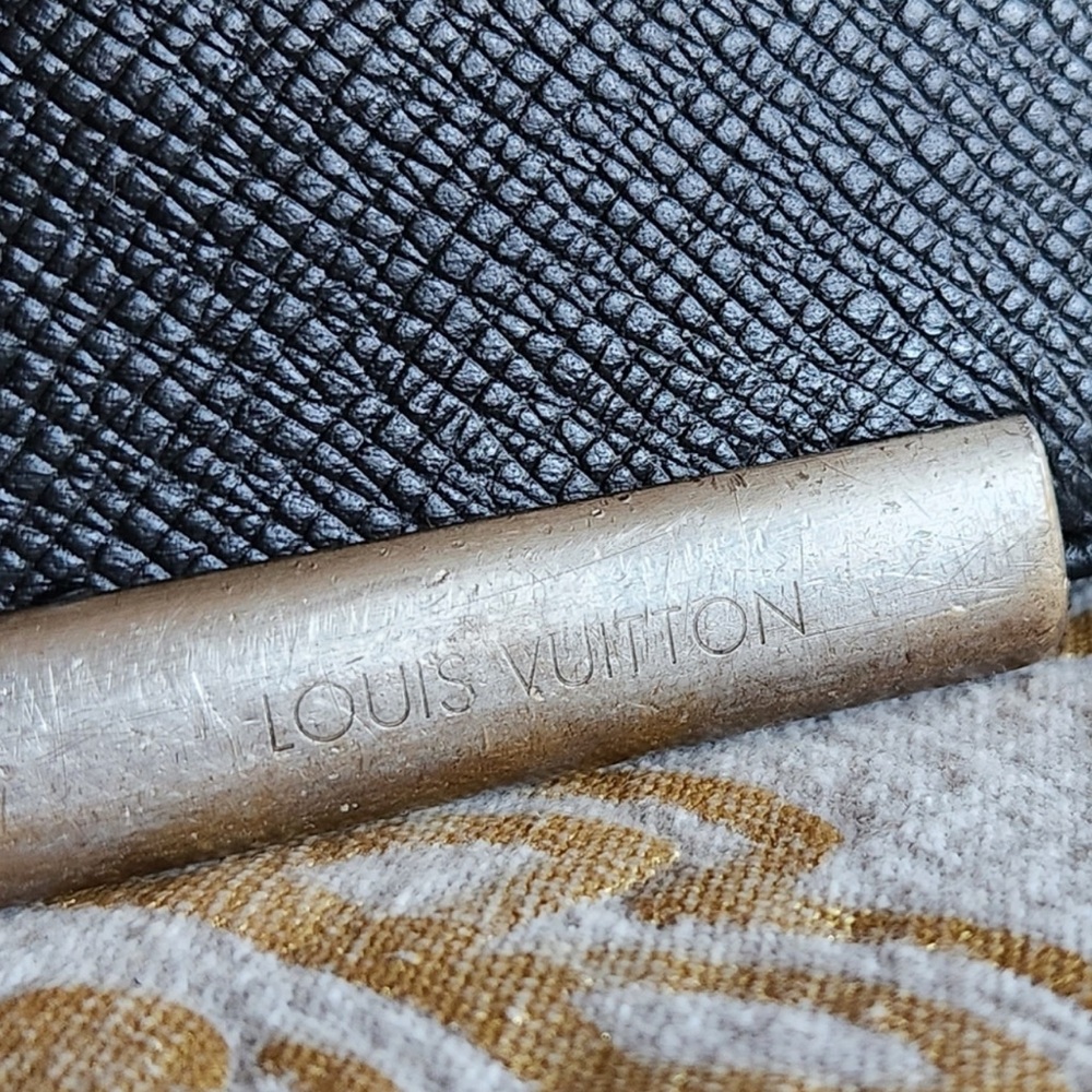 Louis Vuitton Elegant Black Messenger Bag - Picture 10 of 11